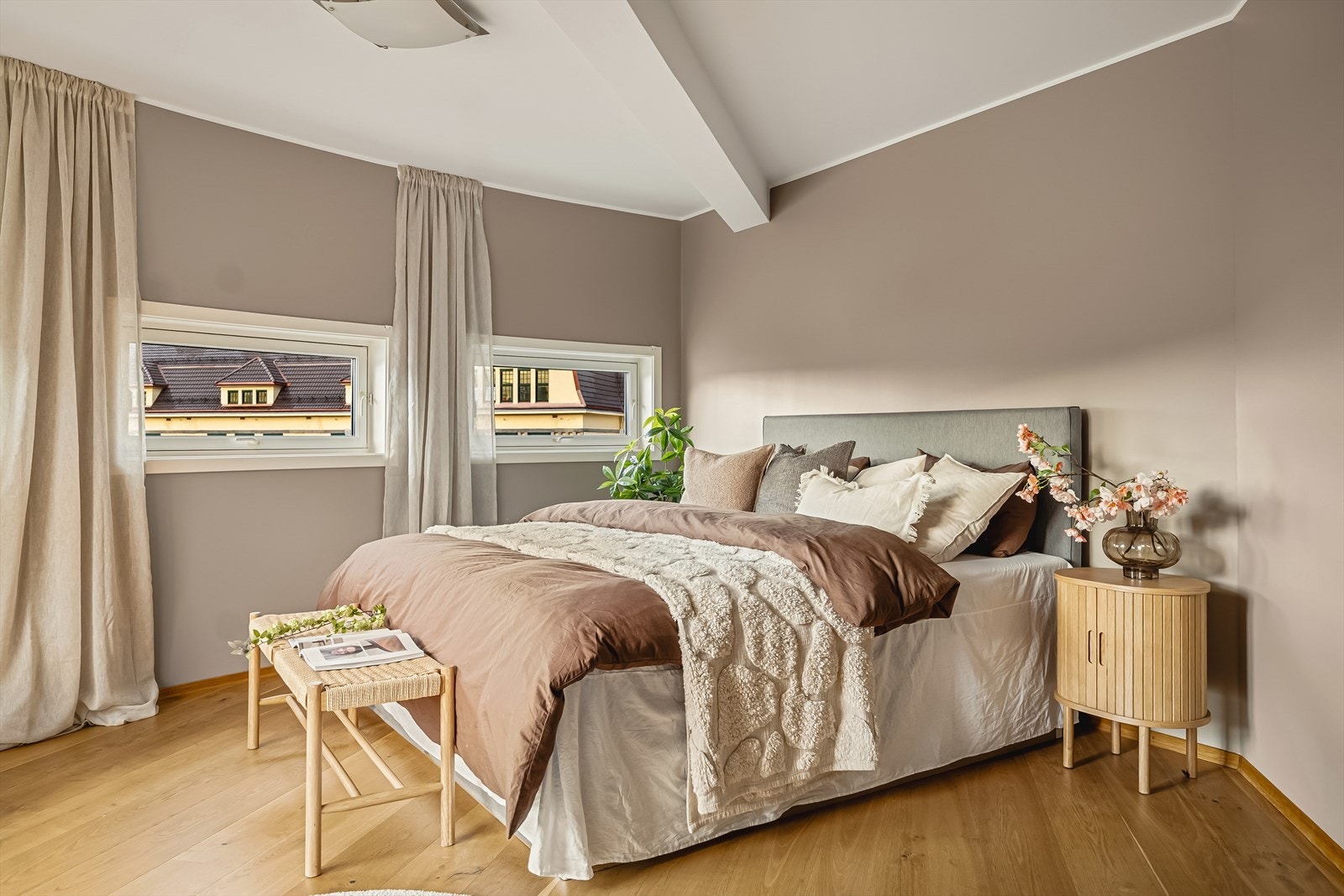 Hovedsoverommet er på 20m², stort og luftig med god plass til dobbeltseng og nattbord. Galleribilde