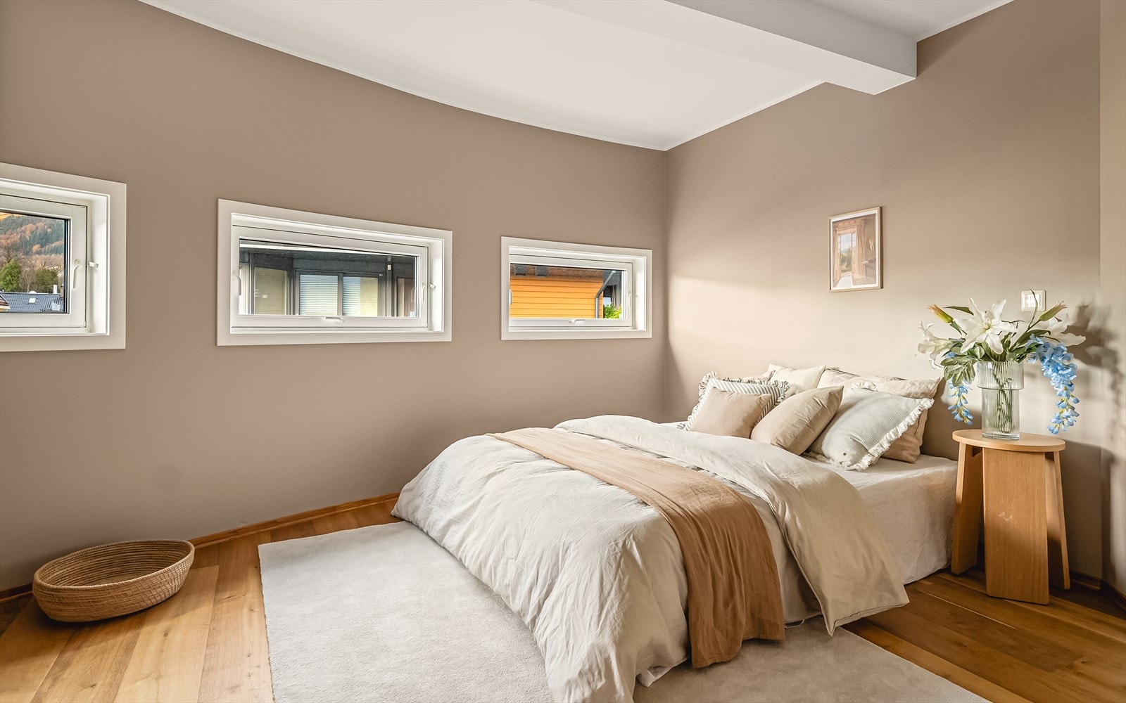 Det andre soverommet måler hele 16 m² og har en smart utforming som gir god plass til både dobbeltseng, nattbord og arbeidsbord. Galleribilde