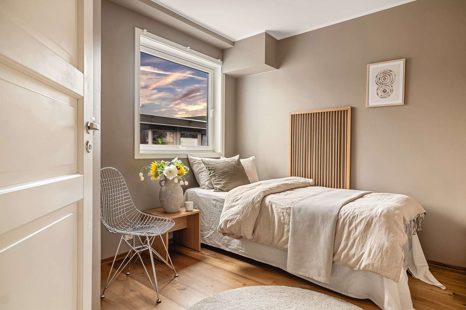 Det tredje soverommet er arealeffektivt og måler 6m². Rommet er smart utformet og egner seg godt som barnerom, kontor, erller gjesterom. Galleribilde