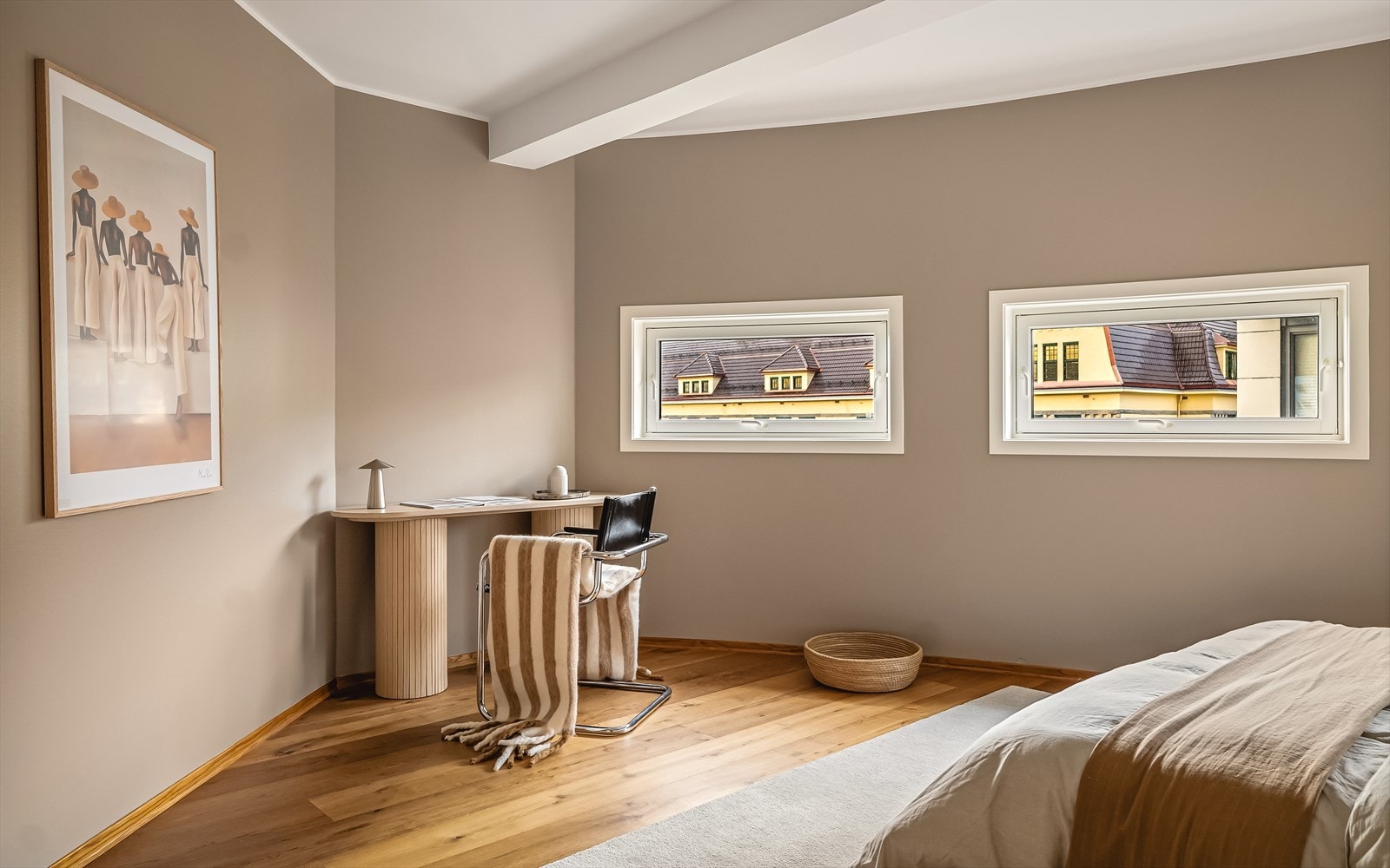 Rommet har god plass til garderobeskap samt hjemmekontor løsning. Galleribilde