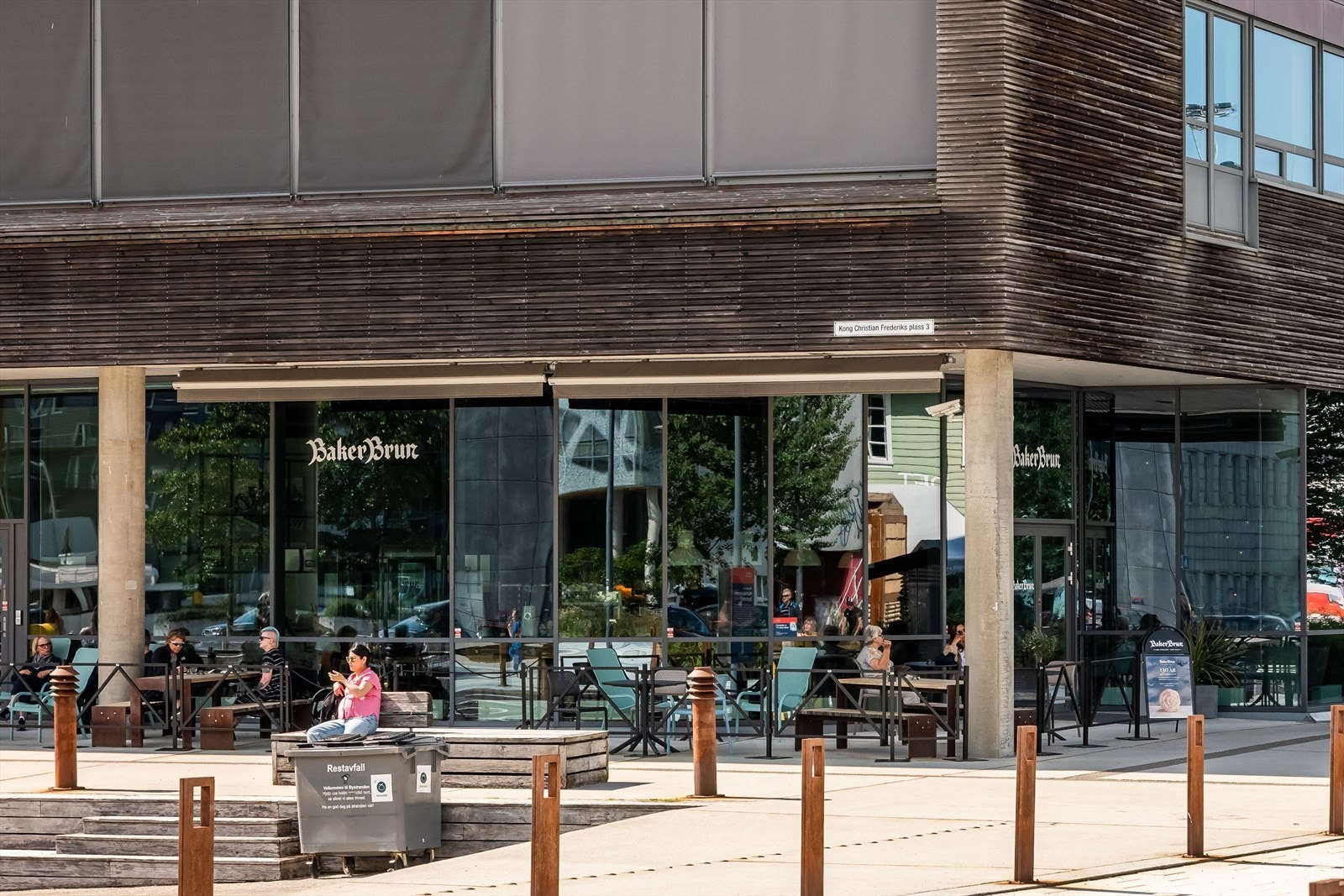 Bakerbrun ligger i nabobygget med ferske bakevarer og rundstykker. Galleribilde