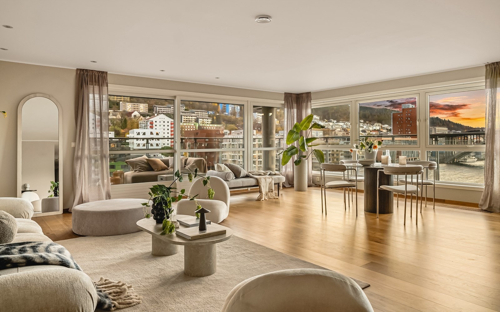 Velkommen til det som må kunne beskrives som en av de mest attraktive leilighetene i dette populære og moderne boligområdet på Møhlenspris. Galleribilde