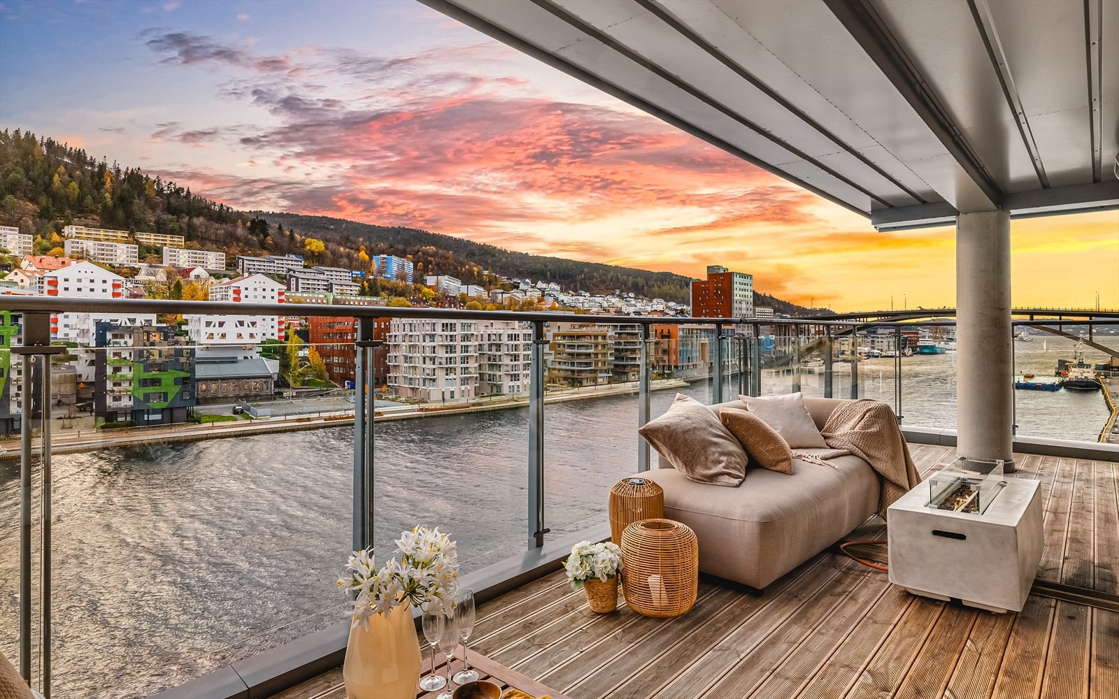 Leiligheten har nydelig terrasse på ca. 27m², vendt mot Damsgårdssundet, med nydelig utsikt og sol fra tidlig formiddag til ca. kl. 23, midtsommers. Galleribilde
