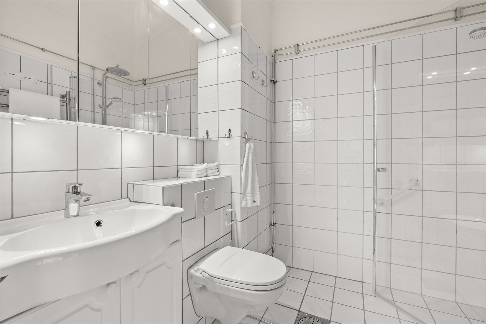 Dusjbad med opplegg for vaskemaskin. Badet er fra omkring 2006 Galleribilde