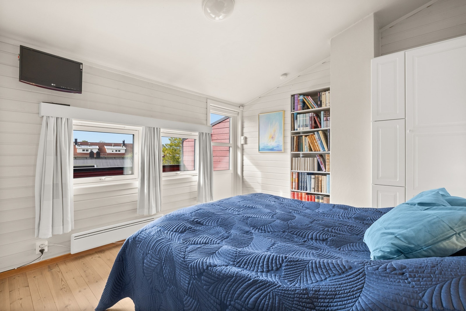 Fra soverom 1 er det utgang til vestvendt balkong på ca. 8 kvm med elektrisk markise. Galleribilde