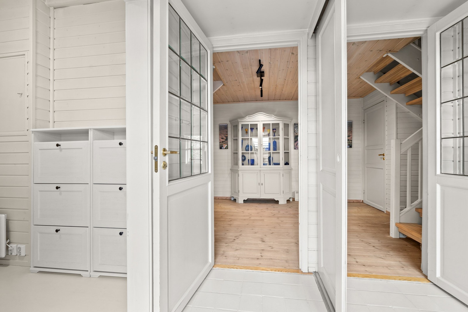 Vindfang og gang med garderobe. Galleribilde