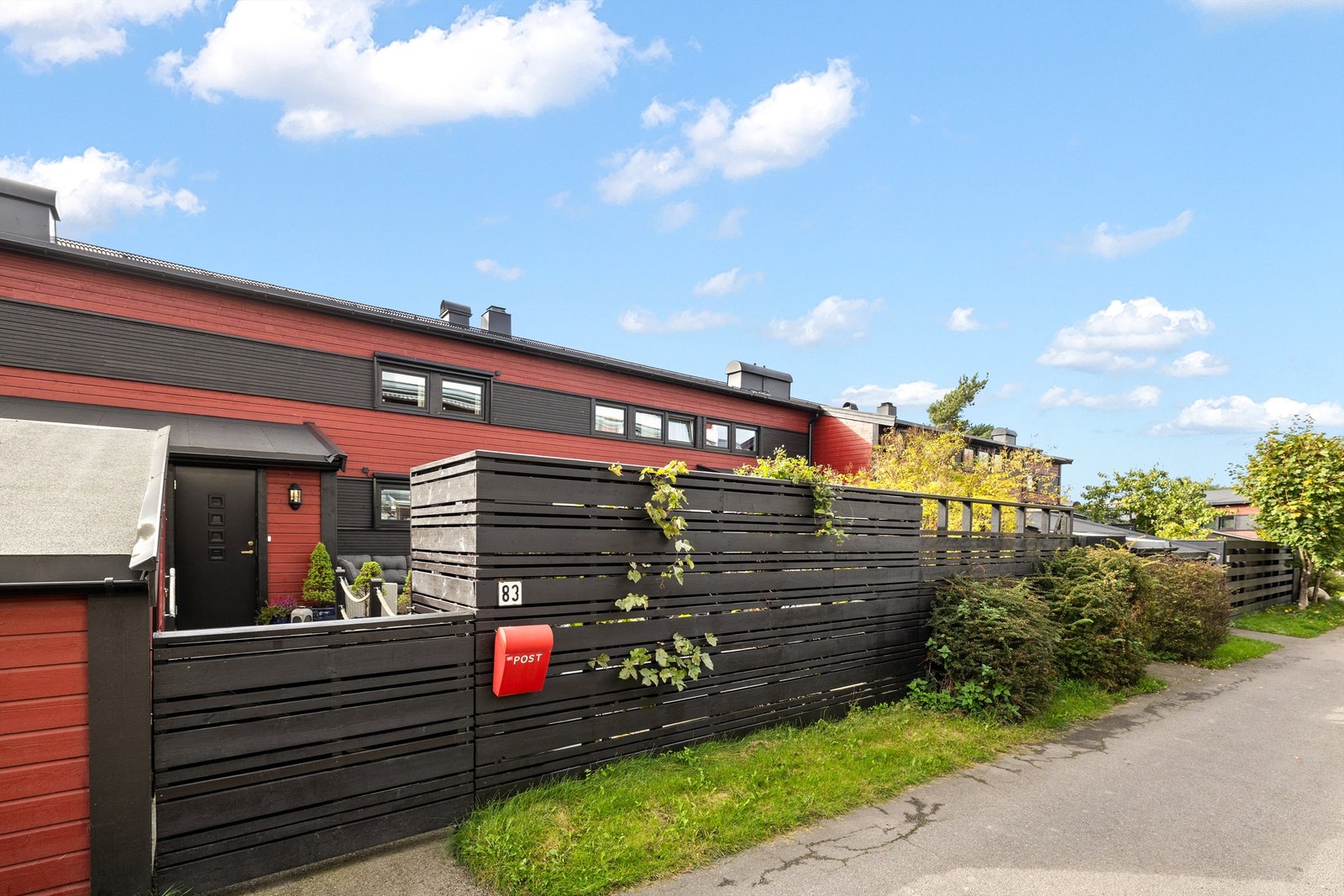 Velkommen til Jordbærveien 83, et innholdsrikt og solrikt rekkehus over to plan. Vestvendt beliggende i et rolig og skjermet område. Galleribilde