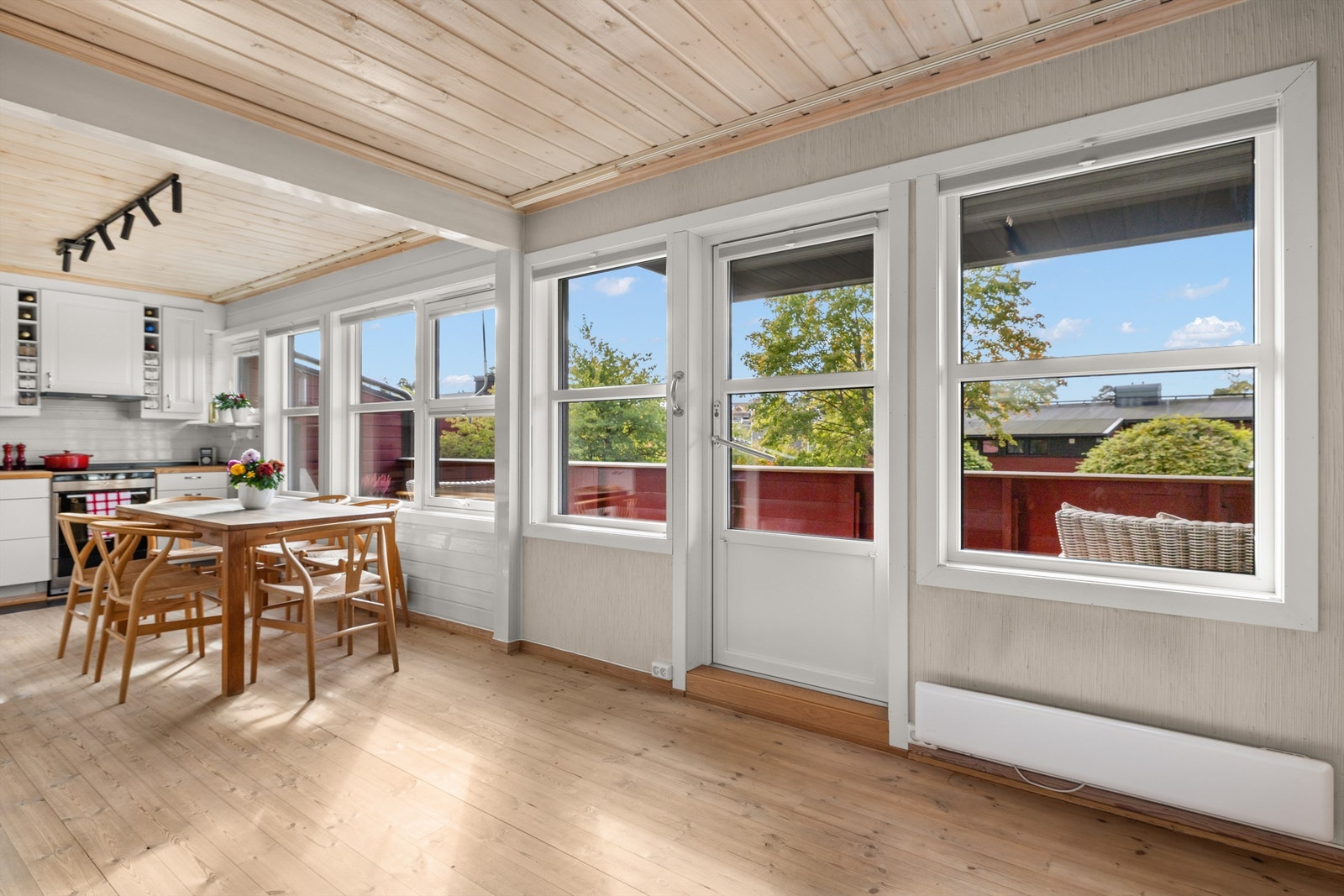 Utgang fra stuen til balkong på ca. 13 kvm. Ut mot friområder og lekeplass. Ingen innsyn. Galleribilde