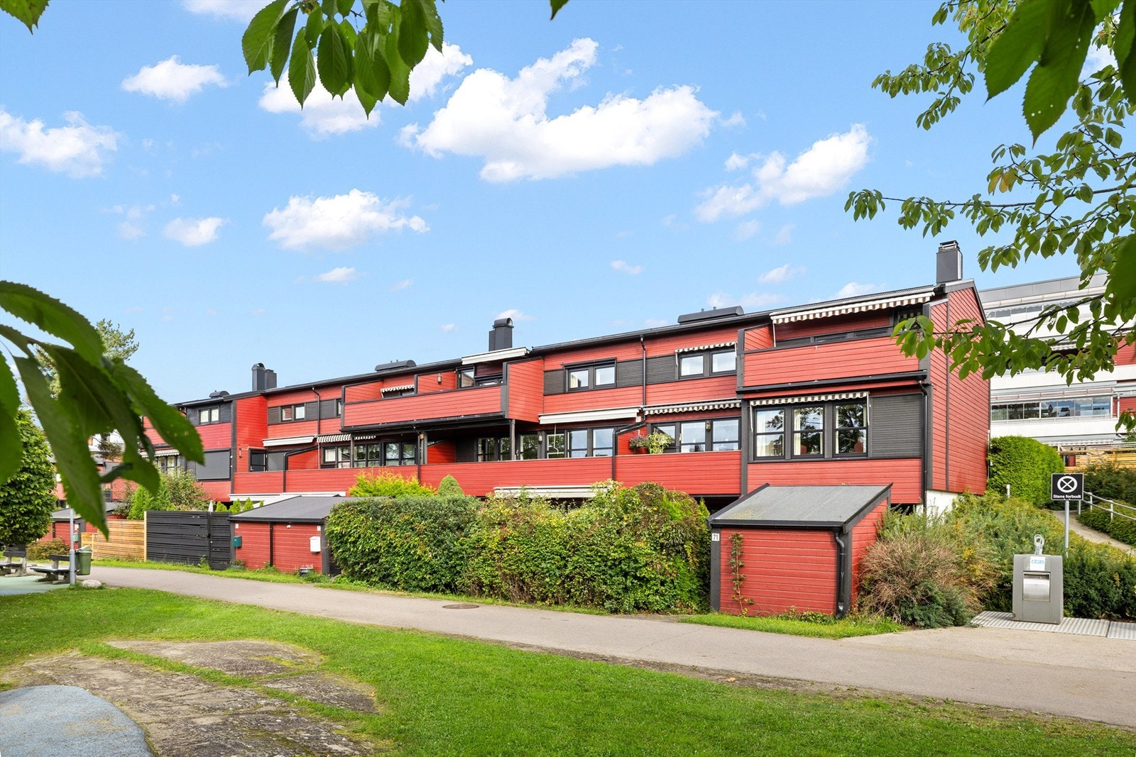 Barnevennlige og flotte felles områder. Bilfrie interne veier i borettslaget. Galleribilde