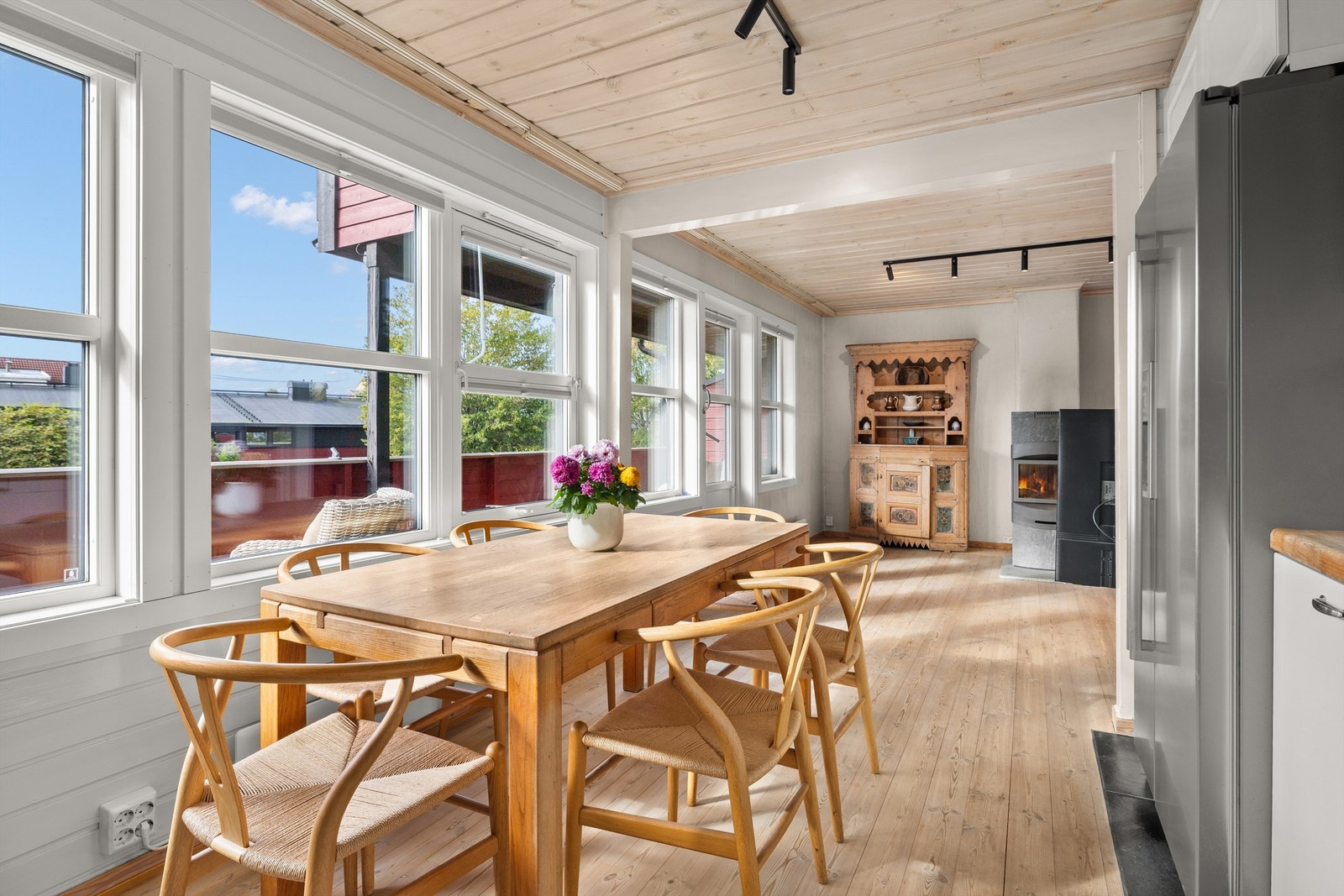 Store vinduer mot vest gir boligen mye naturlig lys. Galleribilde