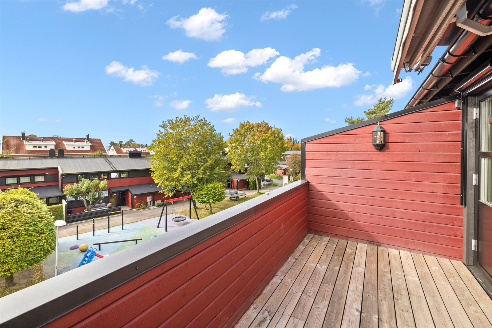 Vestvendt balkong med markise - Hyggelig utsyn Galleribilde