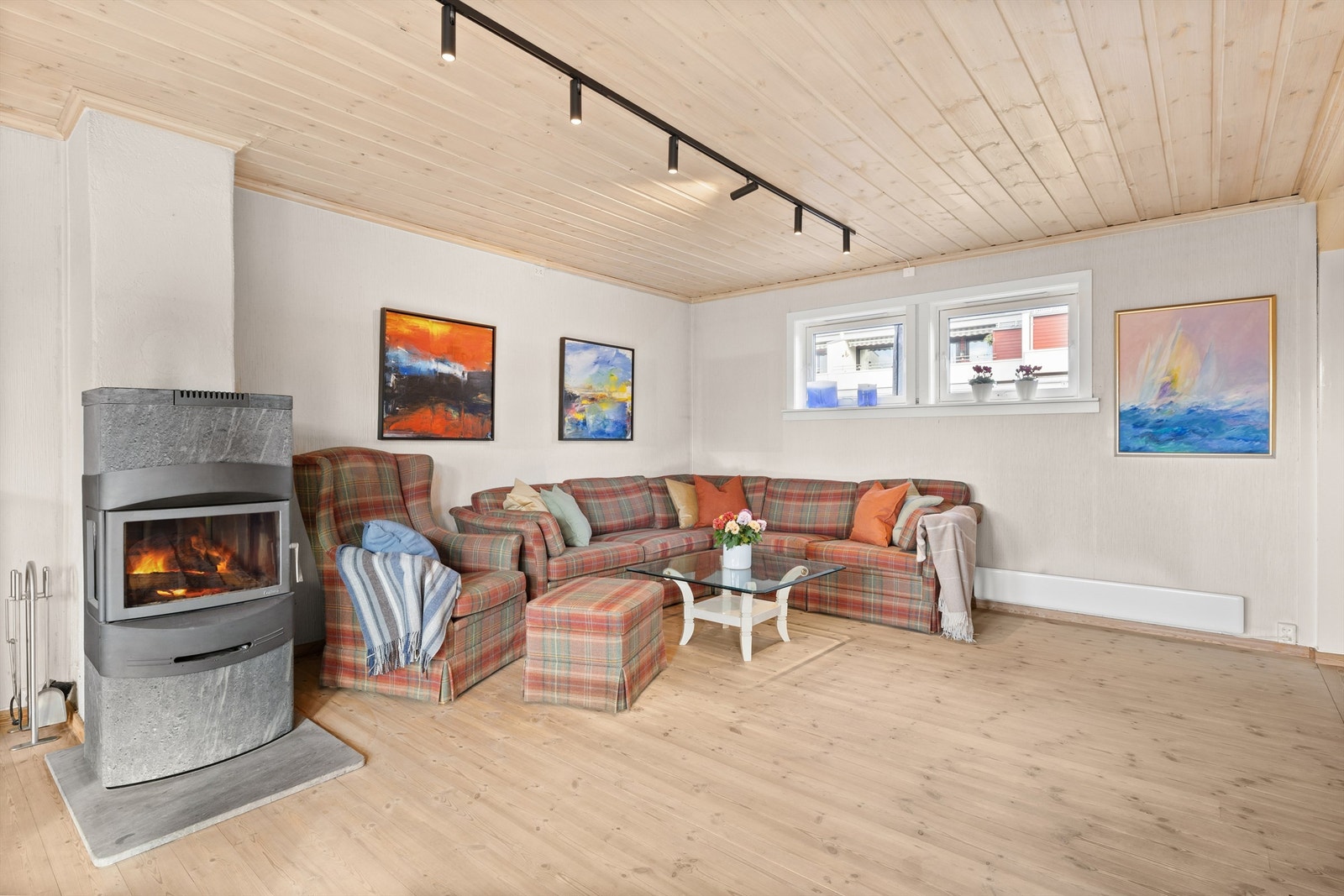 Stuen med moderne vedovn. Galleribilde