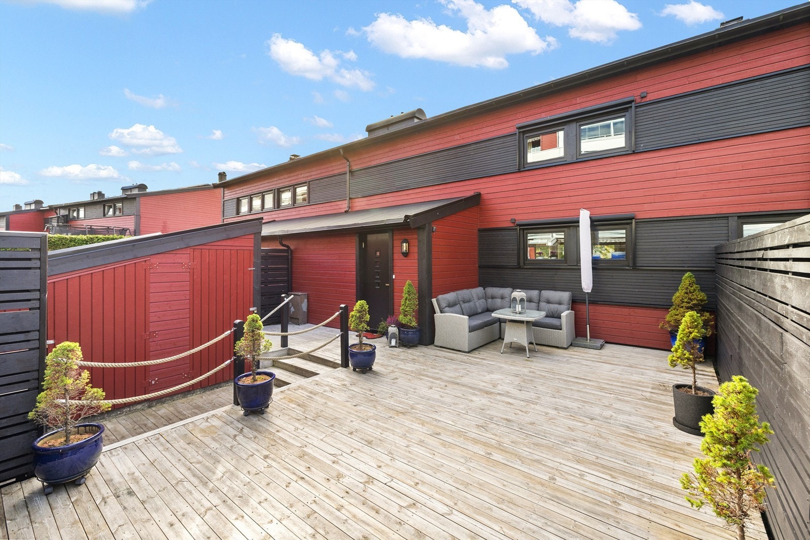 Stor og god bodplass i forbindelse med plattingen ved inngangspartiet Galleribilde