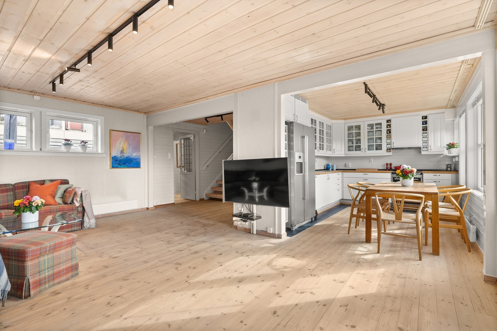 Gjennomgående stue med delvis åpen kjøkkenløsning. Galleribilde