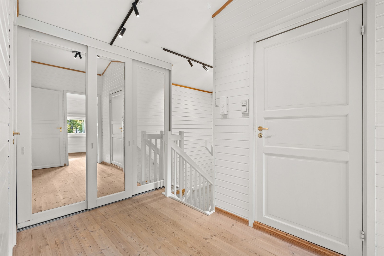 Hall i andre etasje med garderobe. Galleribilde