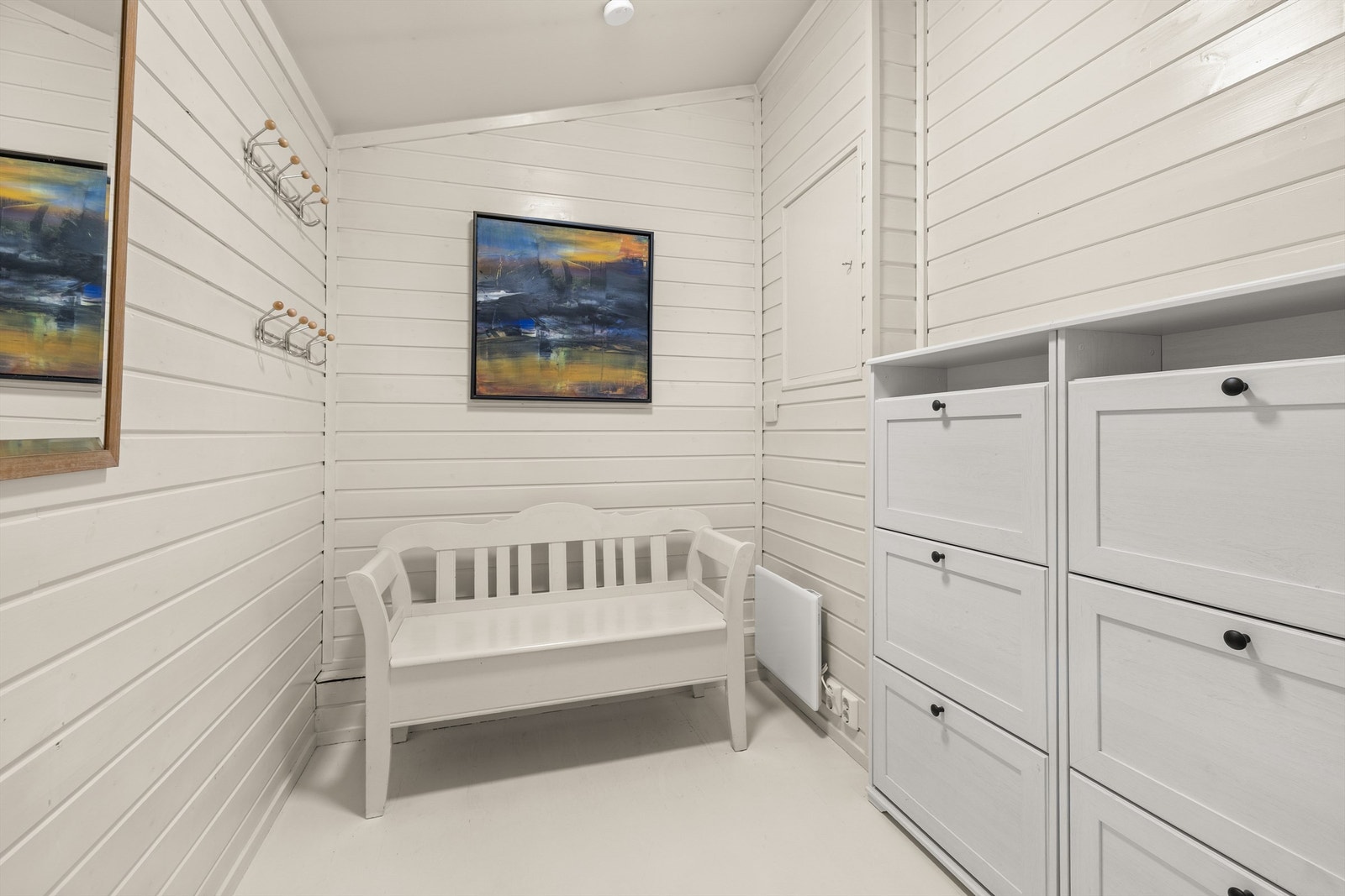 Romslig gang. Rommet er tilbygget boligen. Galleribilde