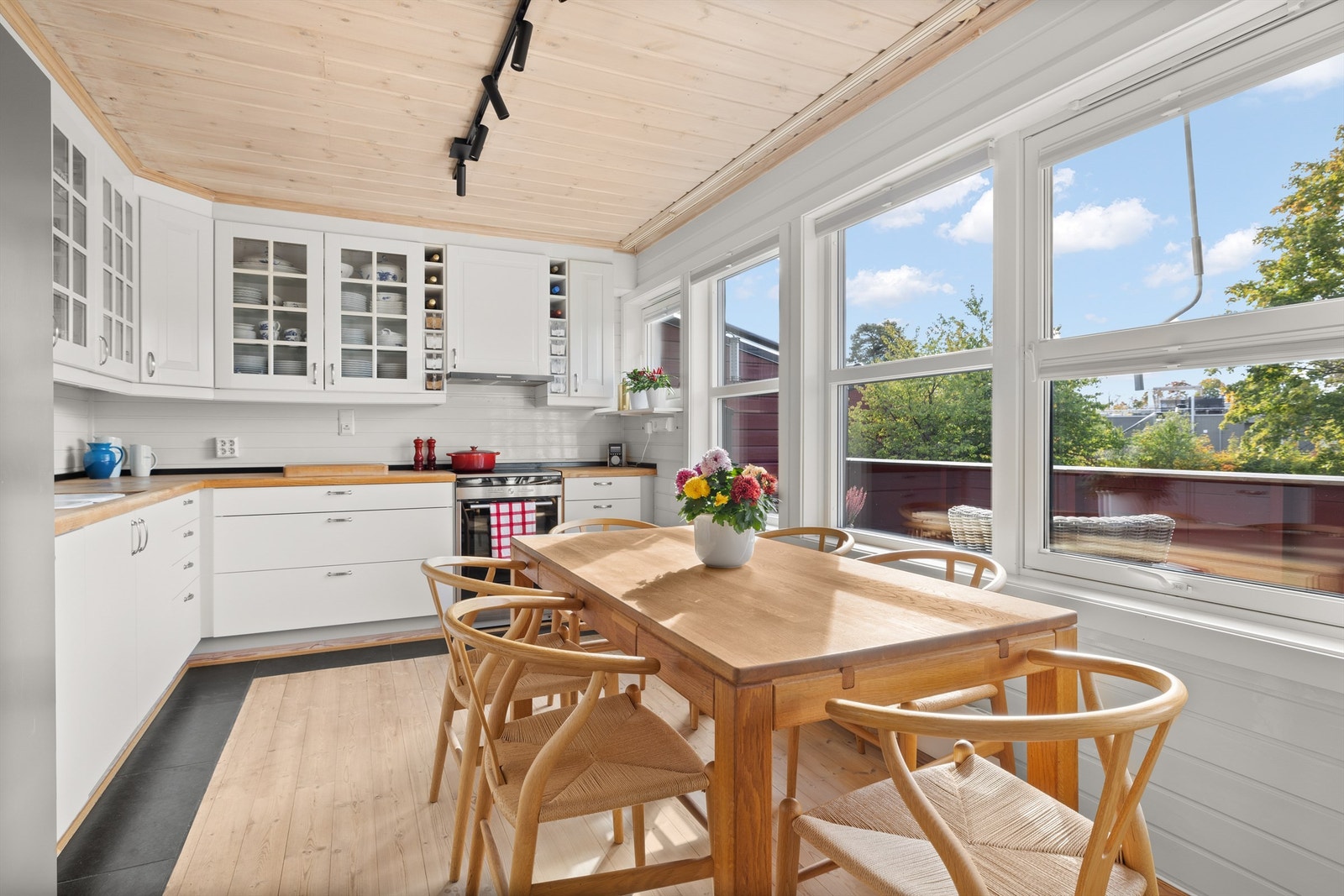 Delvis åpen kjøkkenløsning med innredning fra omkring 2016. Galleribilde