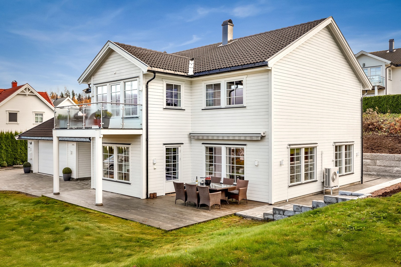 Kombinasjonen av hage, terrasse og balkong gir varierte oppholdssoner for både store og små. Galleribilde