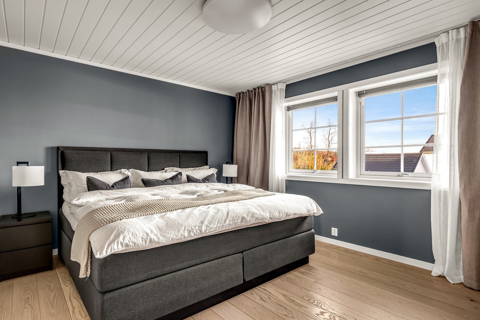 Hovedsoverommet byr på god plass til dobbeltseng, nattbord og ekstra møblement. Galleribilde