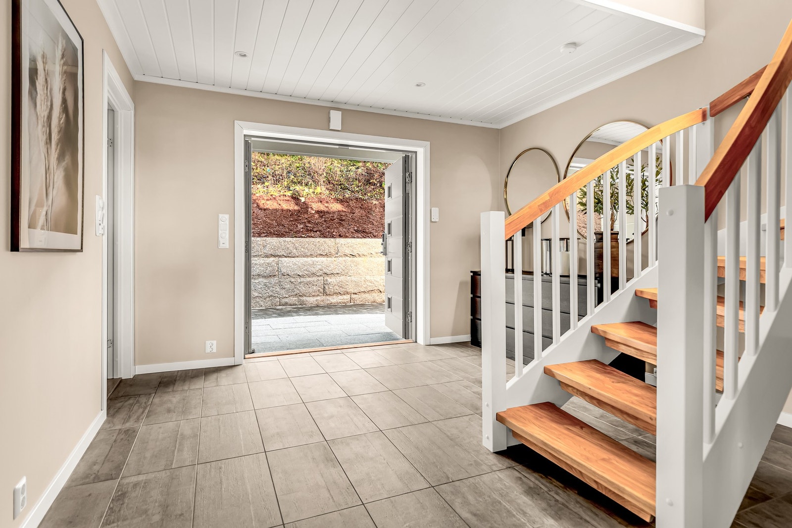 Direkte tilgang til bad og oppholdsrom gjør planløsningen svært praktisk. Galleribilde