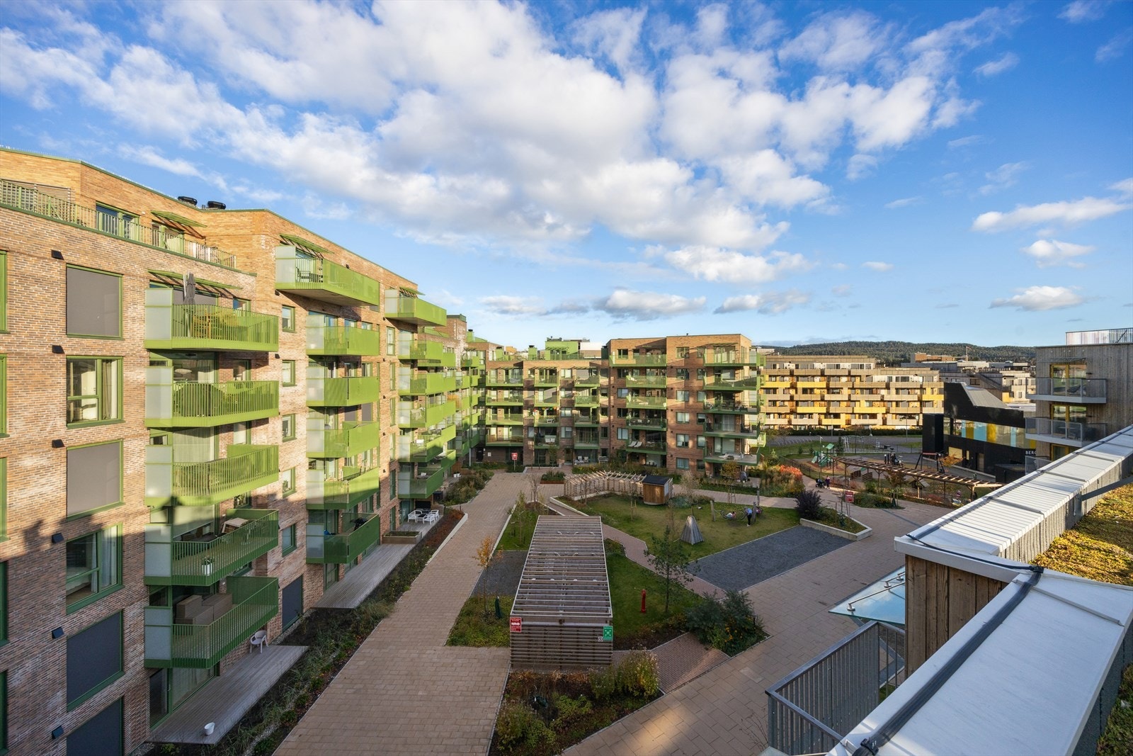 Utsikt mot øst mot Tun 2 hvor leilighetens soverom også vender mot. Galleribilde