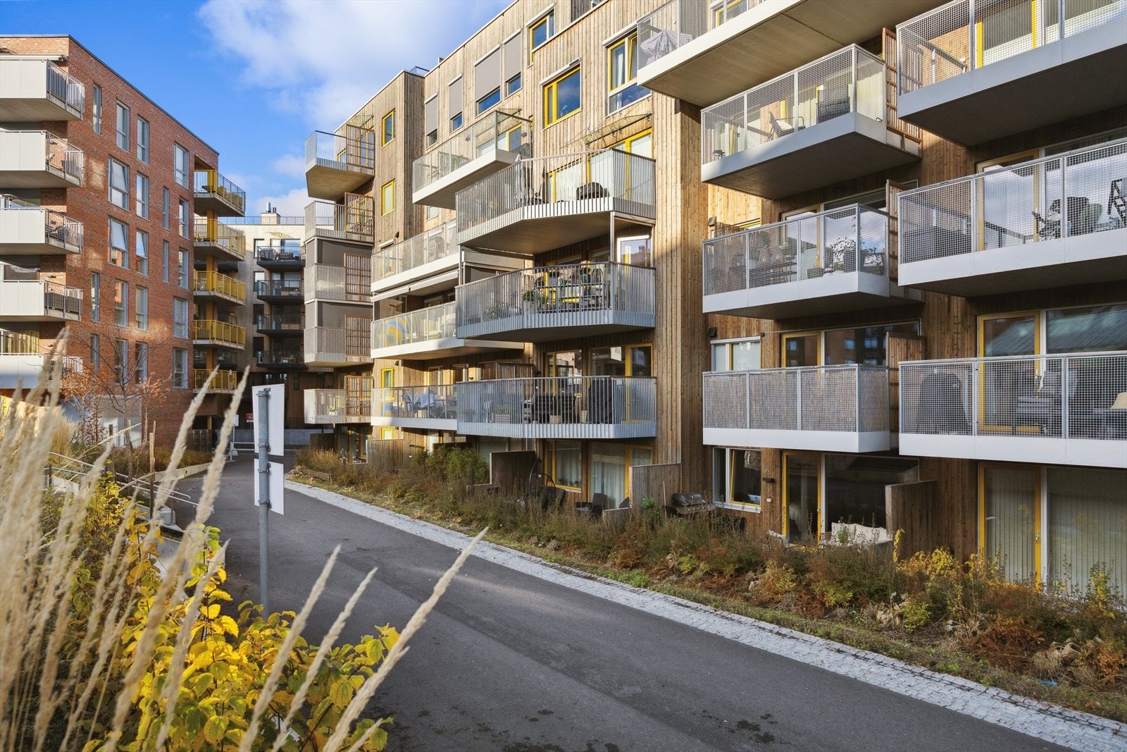 Moderne blokk fra 2023 som vender mot et trafikkfritt, gårdstun. Galleribilde