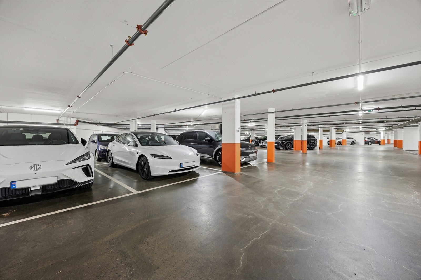 Det følger dobbel garasjeplass (ligger etter hverandre i lengden) ved kjøp. Galleribilde