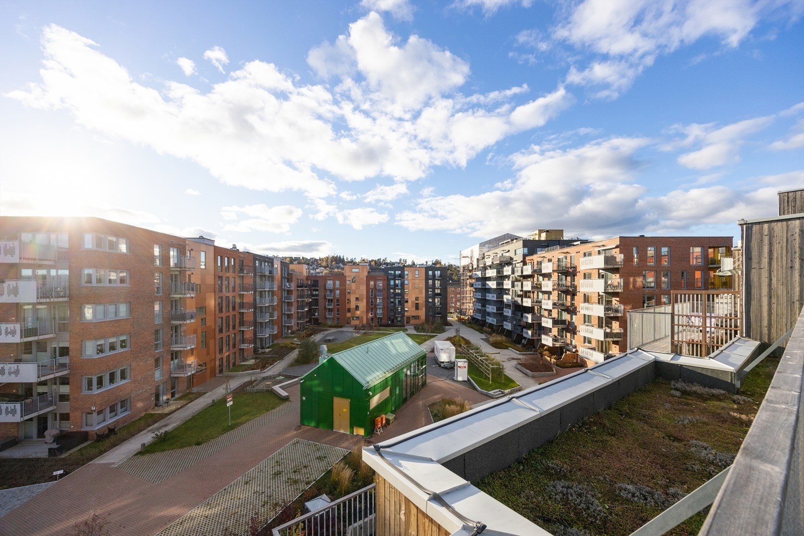 Utsikt fra takterrassen mot vest mot Tun 1 - der også balkongen vender mot. Galleribilde
