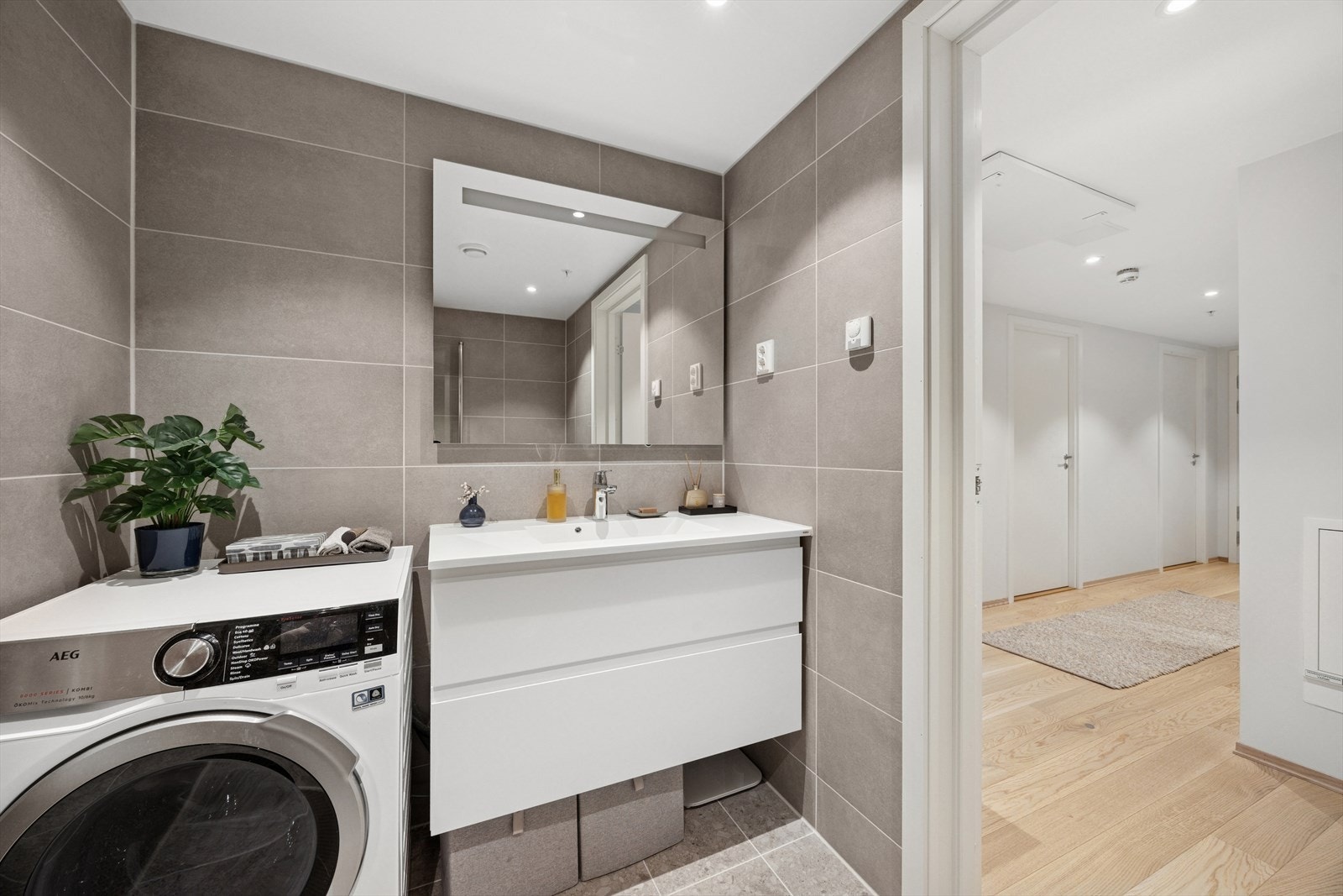 Bad. nr. 1 - kombinert bad/vaskerom, har inngang fra entré. Galleribilde