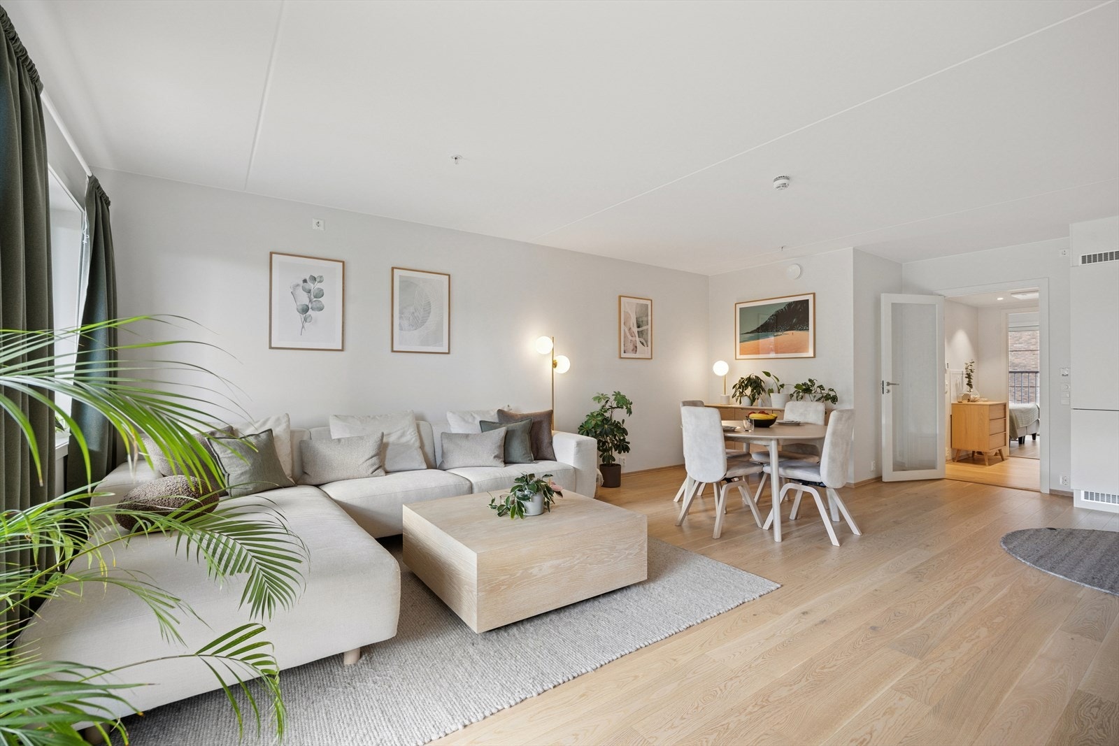 En meget innbydende og romslig stue med god plass til å møblere i flere soner. Galleribilde