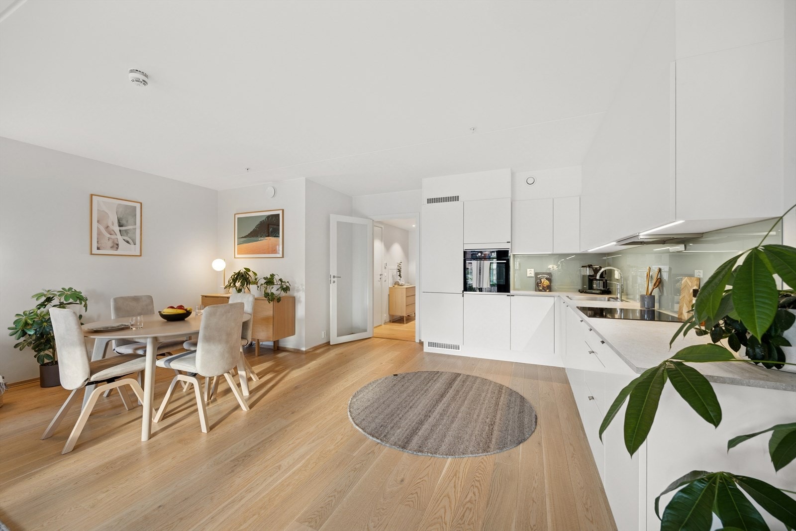 Kjøkken med god plass til spisestuebord og tilhørende møbler. Galleribilde