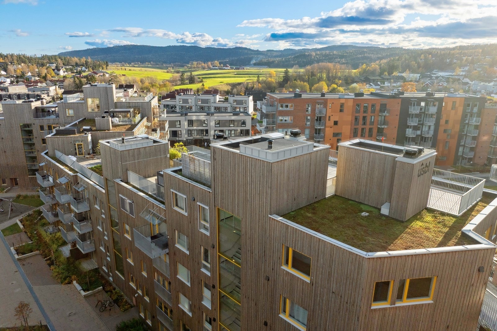 Beliggenheten er både sentral og samtidig nær flotte turområder i Østmarka. Lysløype starter i enden av Vallerudveien, i kort gangavstand fra leiligheten. Galleribilde