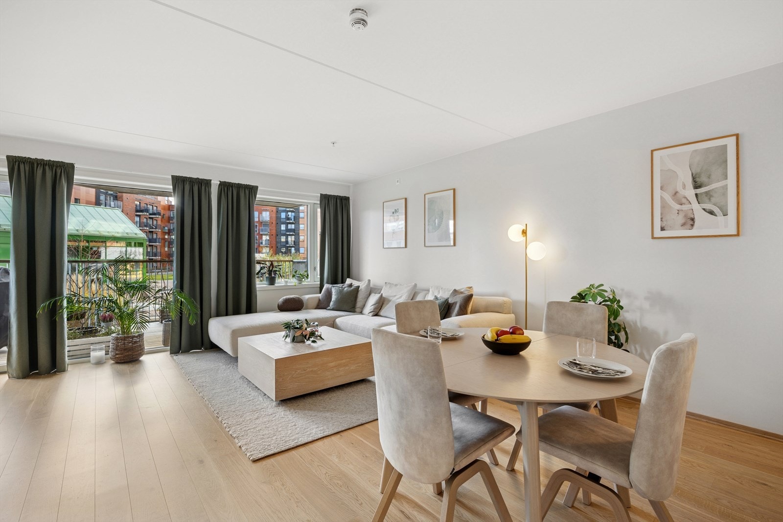 God plass til møblering, både en god sofagruppe nærmest vindu og spisestue nærmest kjøkkenet. Galleribilde