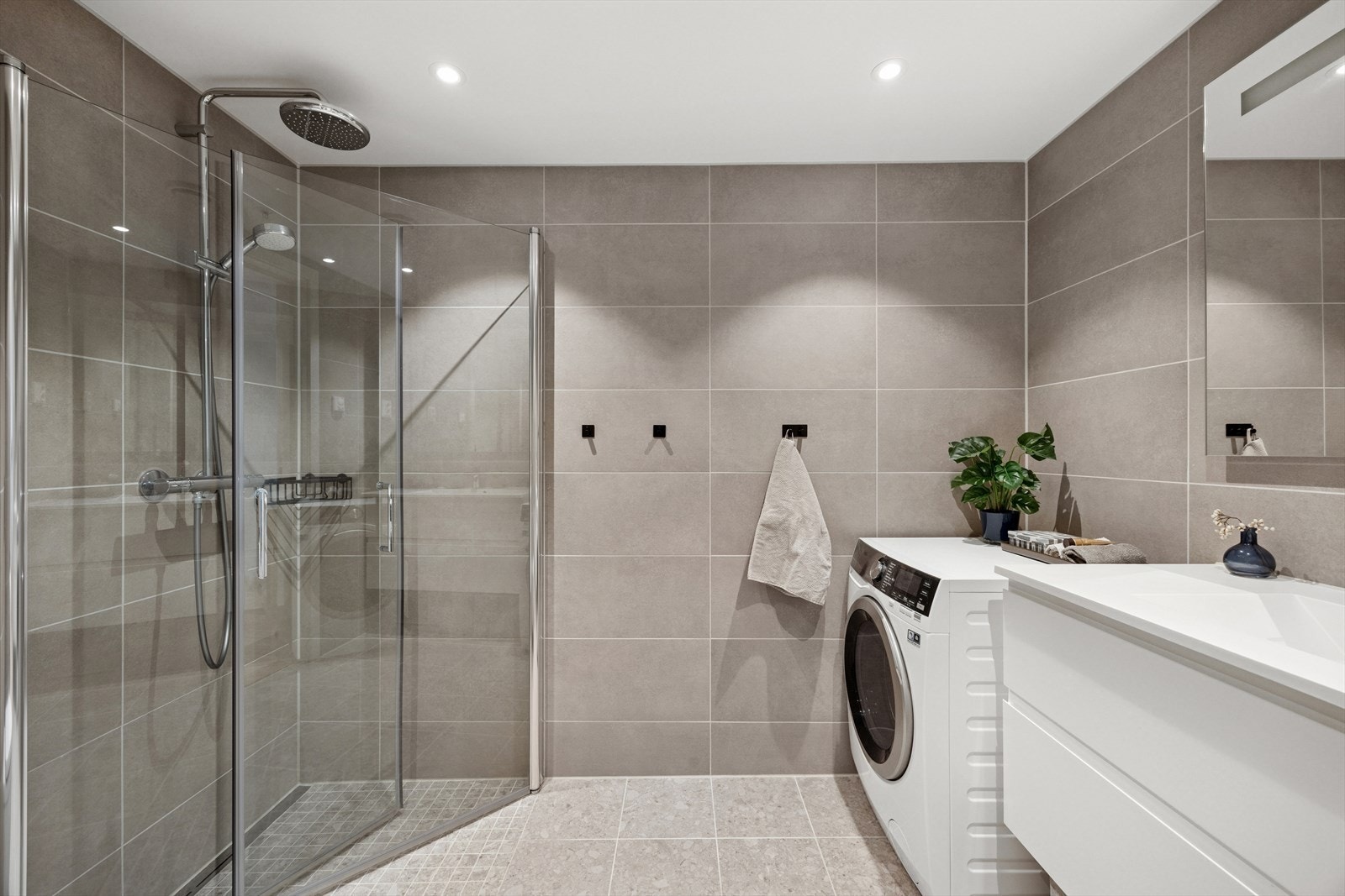 Bad nr. 1 - Et delikat og praktisk innredet hovedbad, kombinert som vaskerom. Galleribilde