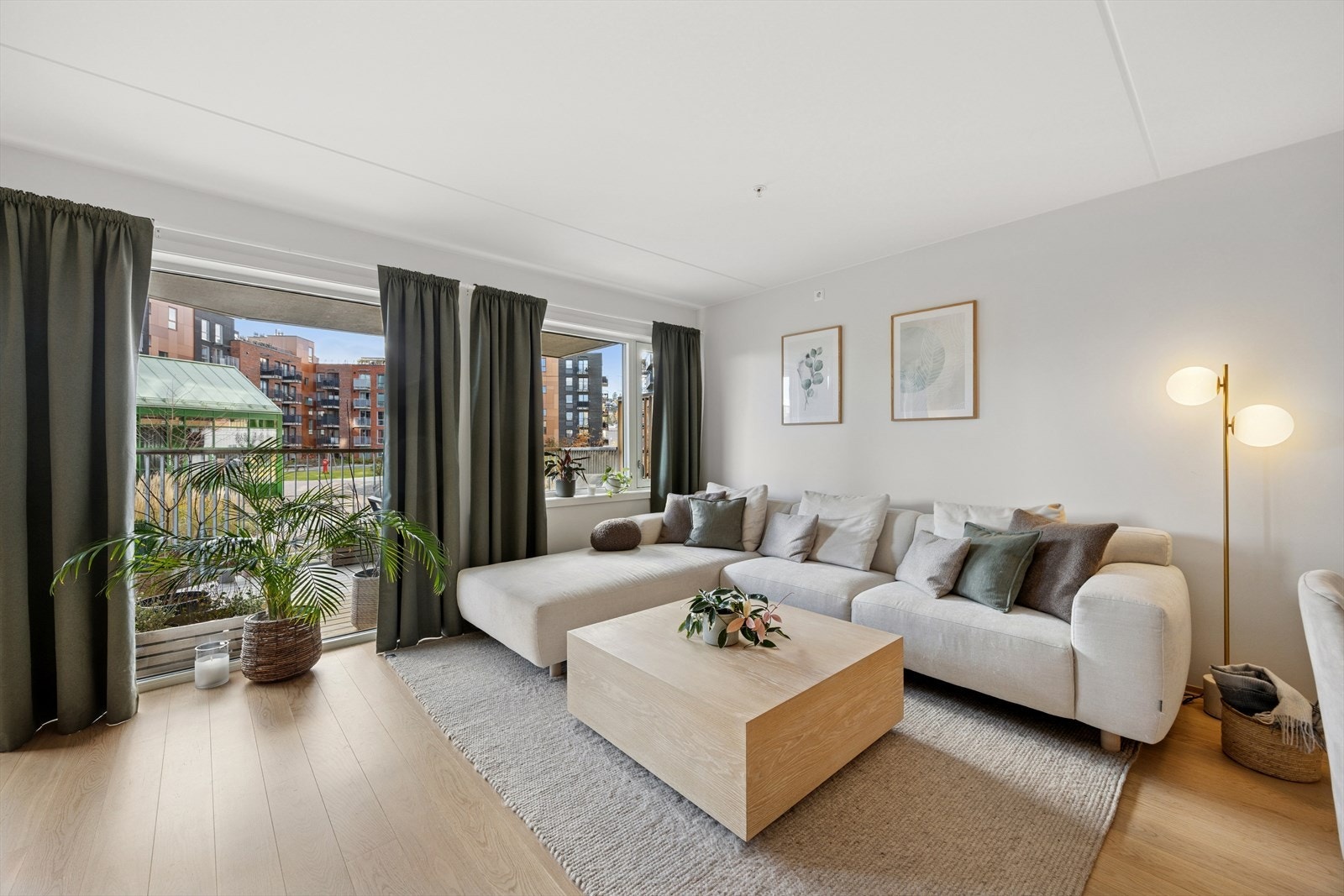 Store vindusflater med hyggelig utsyn over flotte fellesarealer. Galleribilde