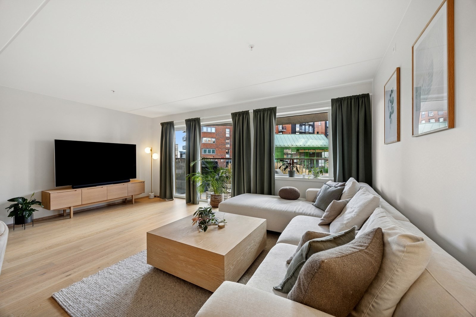 Stuen har store vindusflater og utgang til vestvendt balkong. Fin plassering av sofagruppe i front av naturlig tv-plass. Galleribilde