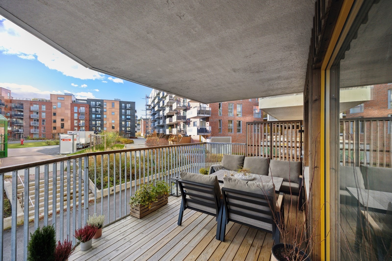 Vestvendt balkong på 14 kvm med flott utsikt mot et flott, parkmessig fellesareal mellom blokkene i Tunkvartalet. Galleribilde