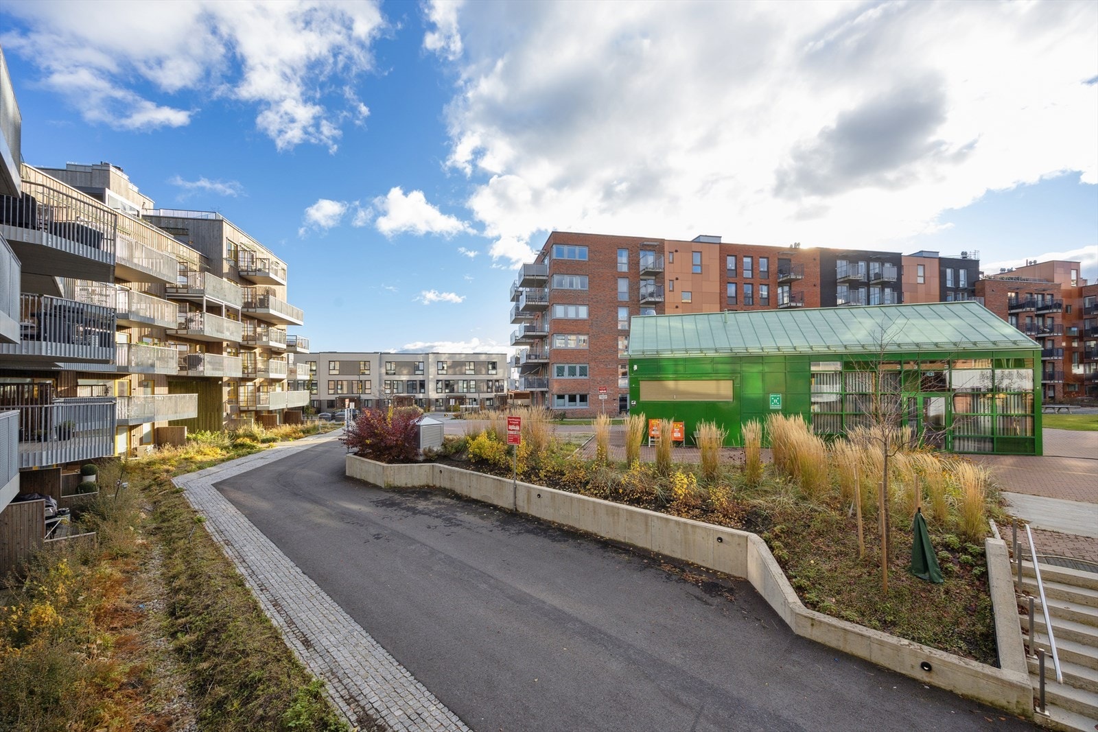 Det grønne "Tunhuset", er et felleshus for de 4 borettslagene i Tunkvartalet som kan benyttes til møter, sosiale treff og til utleie til private selskap for beboerne. Galleribilde