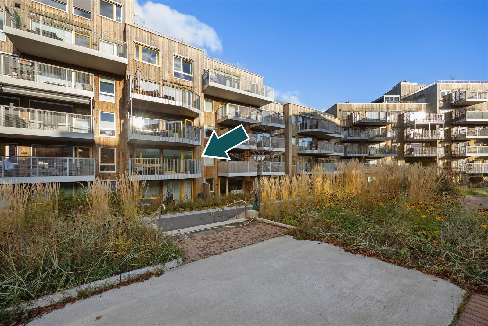 Vestvendt balkong vender mot et flott og trafikkfritt parkanlegg mellom blokkene i Tunkvartalet. Galleribilde