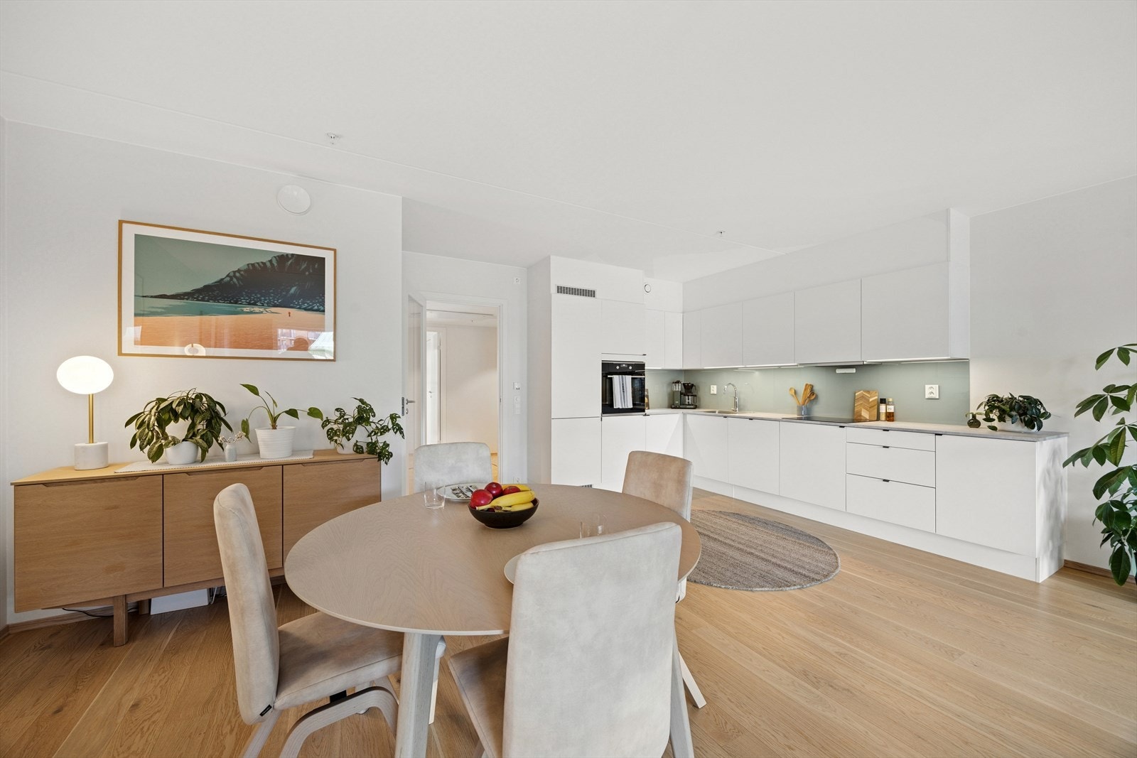 Praktisk åpen stue/kjøkkenløsning. Galleribilde