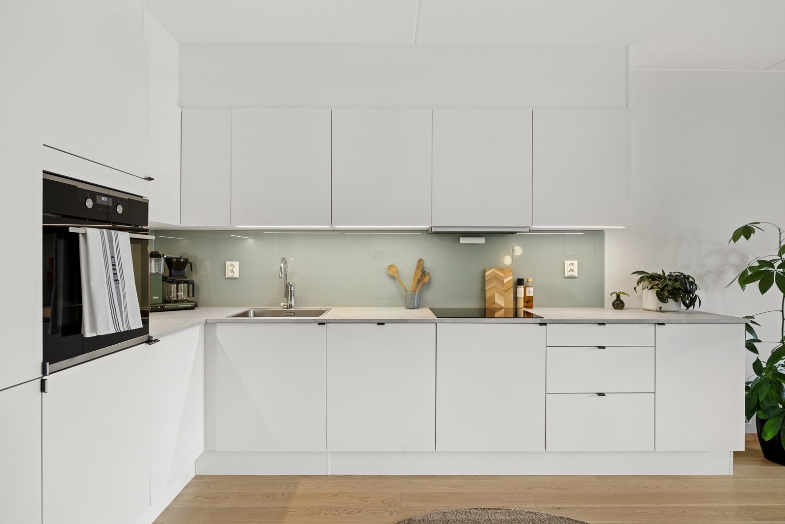 Praktisk innredet kjøkken og god benkeplass. Galleribilde