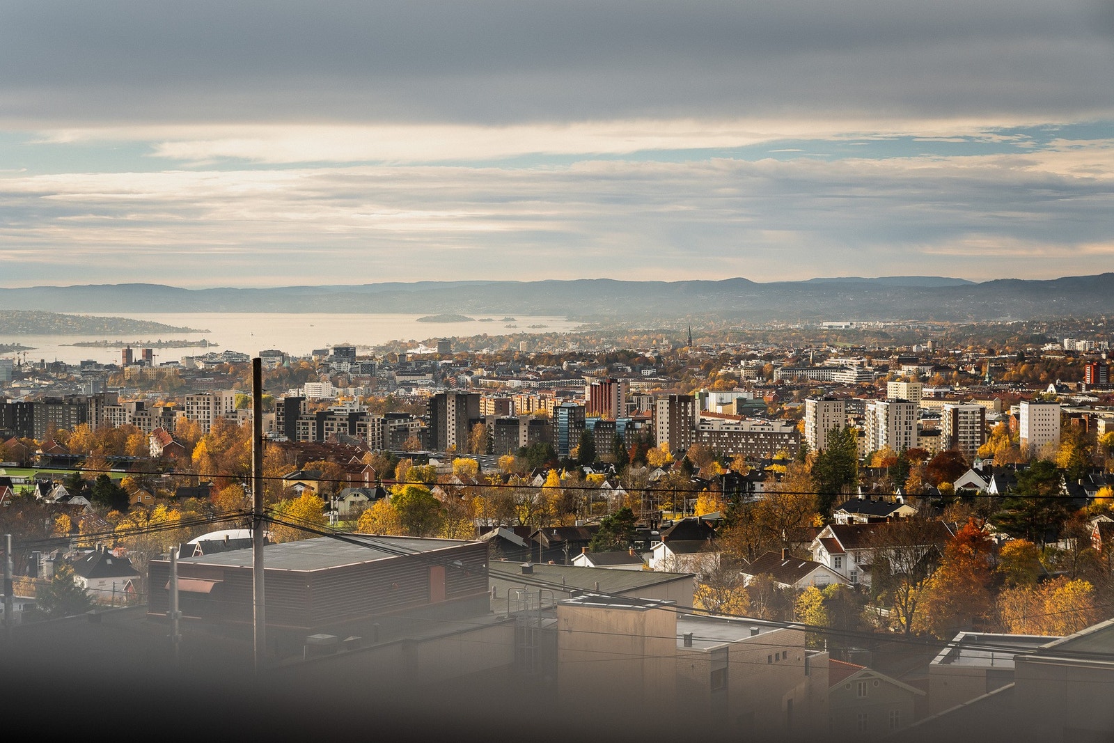 Beliggenheten er ideell for den som ønsker kort vei til marka og rekreasjon, samtidig som byen er lett tilgjengelig. Galleribilde
