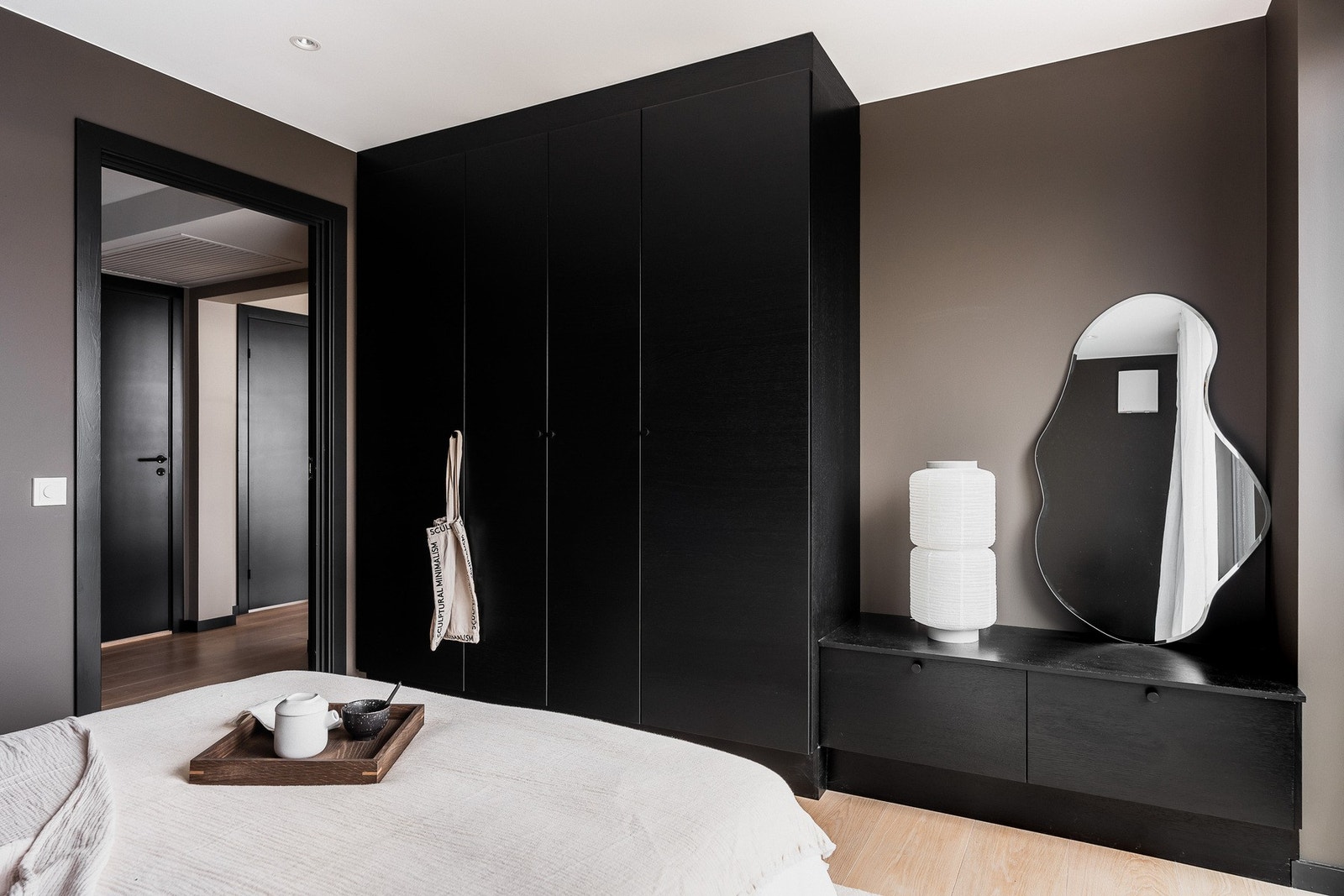 Rommet har adkomst fra entréen, og er utstyrt med plassbygget HTH garderobeskap og tilhørende skuffer med benk over, som gir en funksjonell og elegant løsning for oppbevaring. Galleribilde