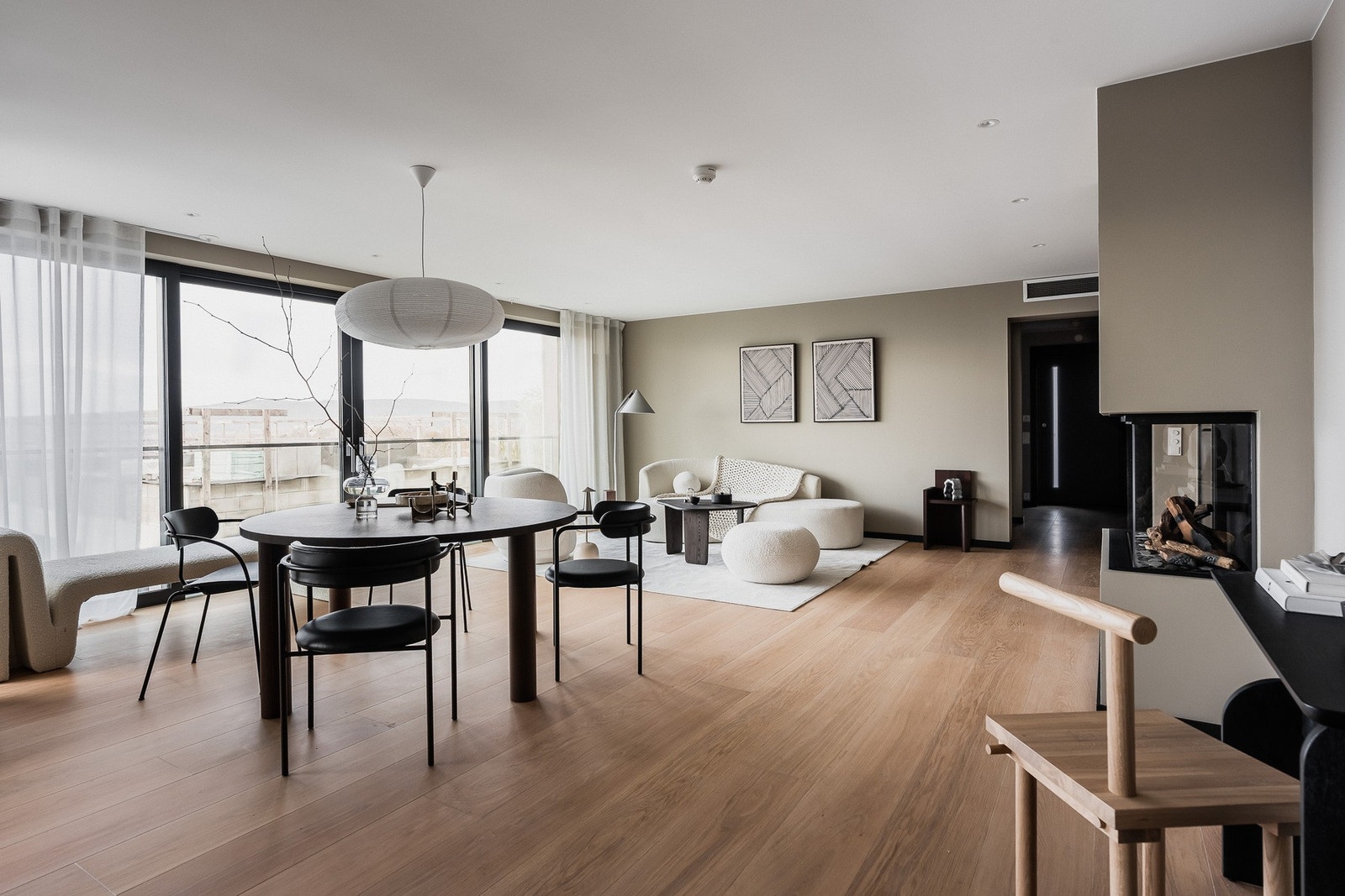 Stue spisestue og kjøkken er praktisk plassert i åpen løsning. Galleribilde