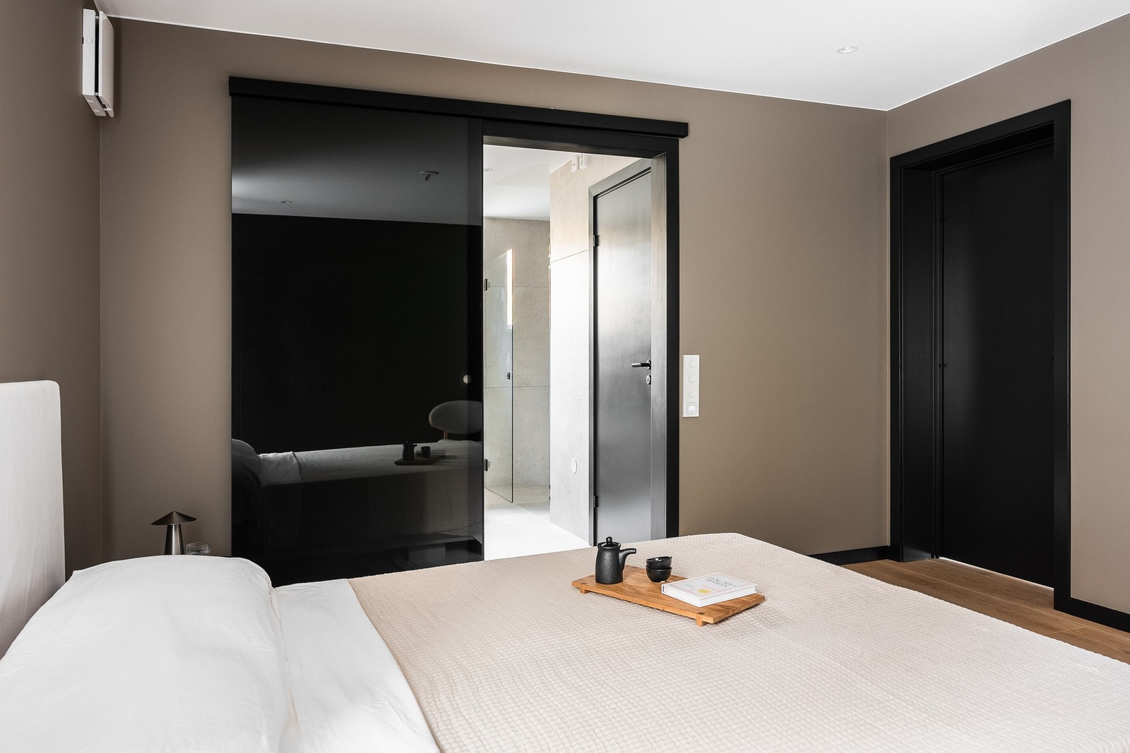 Direkte adkomst til privat baderom gjennom en elegant skyvedør i glass. Galleribilde