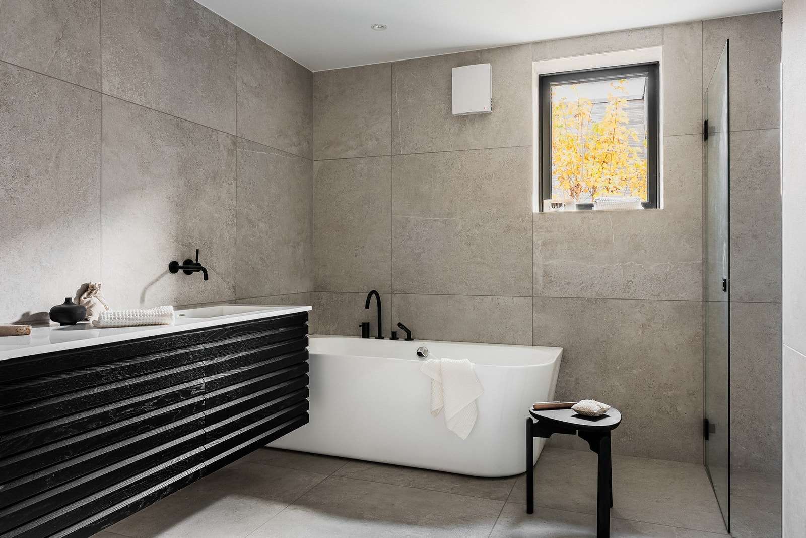 Hovedbadet, som ligger i privat tilknytning til hovedsoverommet, har store Italienske Porcellonto fliser på både gulv og vegger, og den nøytrale fargetonen skaper en rolig og tidløs atmosfære. Galleribilde