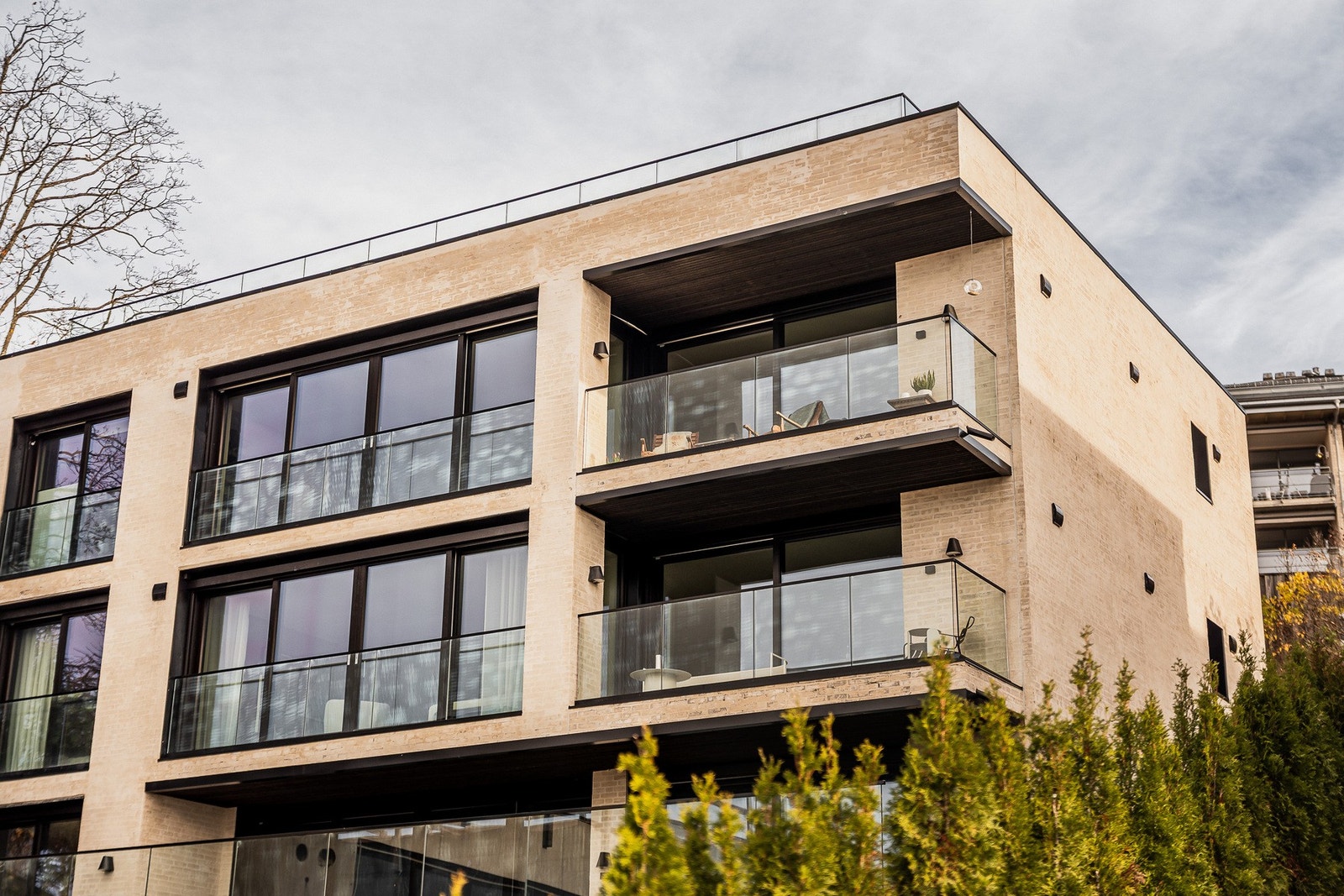 Leiligheten ligger plassert i byggets midtre etasje. Fasaden i teglstein, store vindusflater, rene flater og mørke detaljer gir et helhetlig og eksklusivt uttrykk. Alle vestvendte rom har elektriske screens montert på vinduer, for god solskjerming. Galleribilde