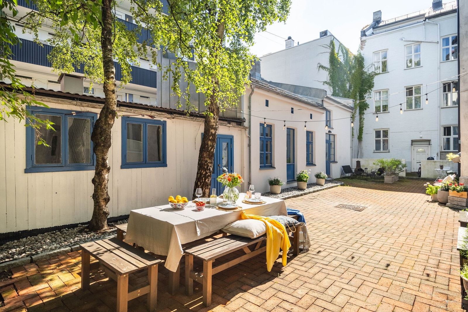 Hyggelig felles bakgård. Foto tatt tidligere i sommer. Galleribilde