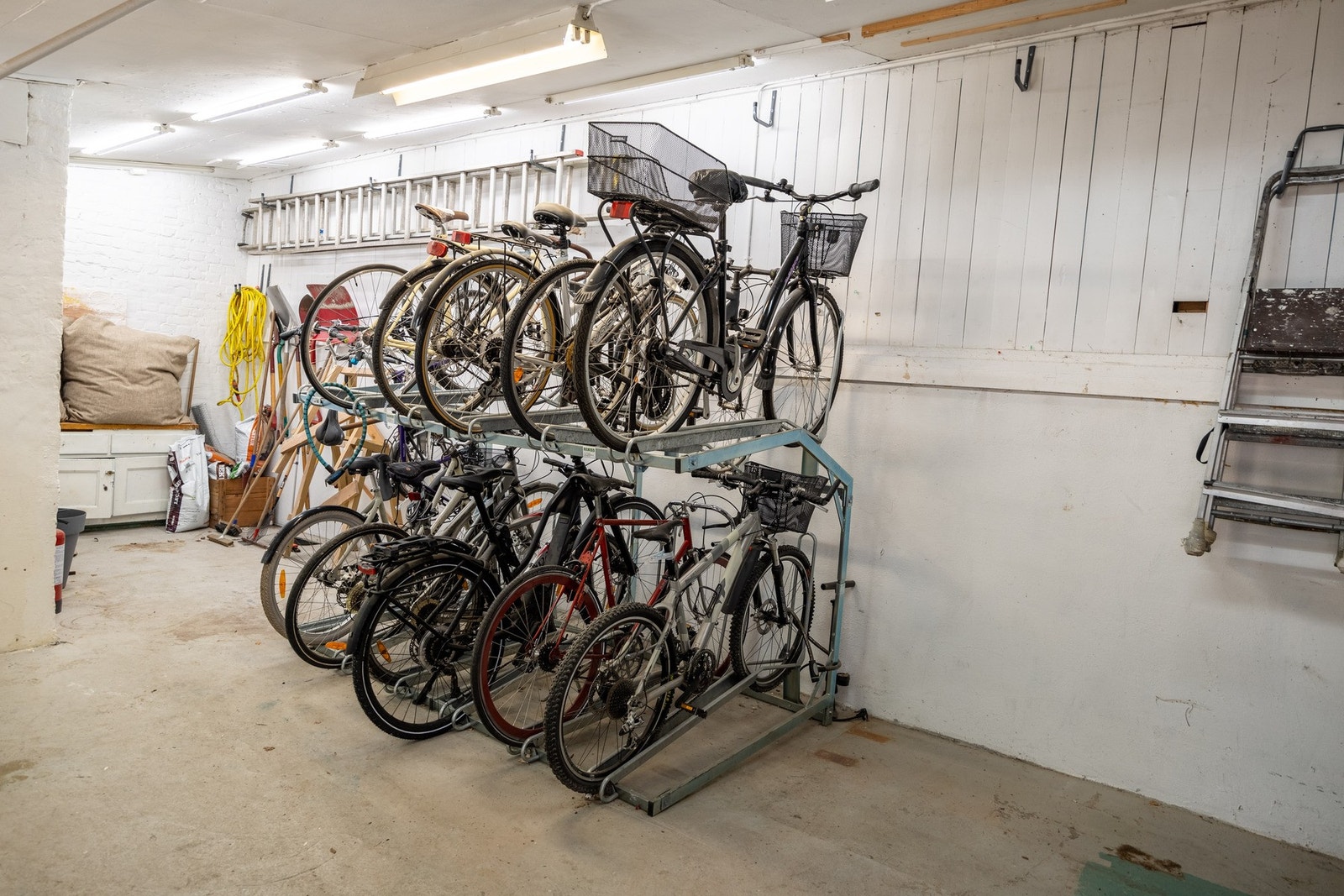 Felles sykkelparkering i kjeller. Galleribilde