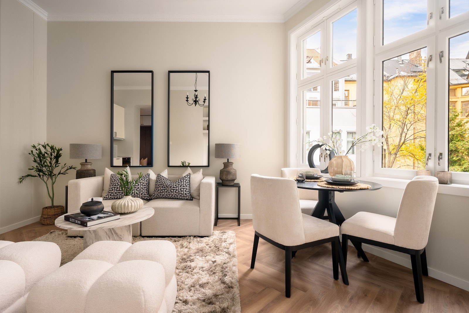 Store og dype vindusflater bidrar godt med naturlig lys. Galleribilde